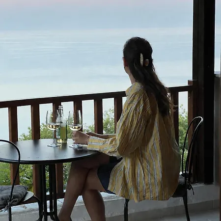 Om Living Pelion Daire